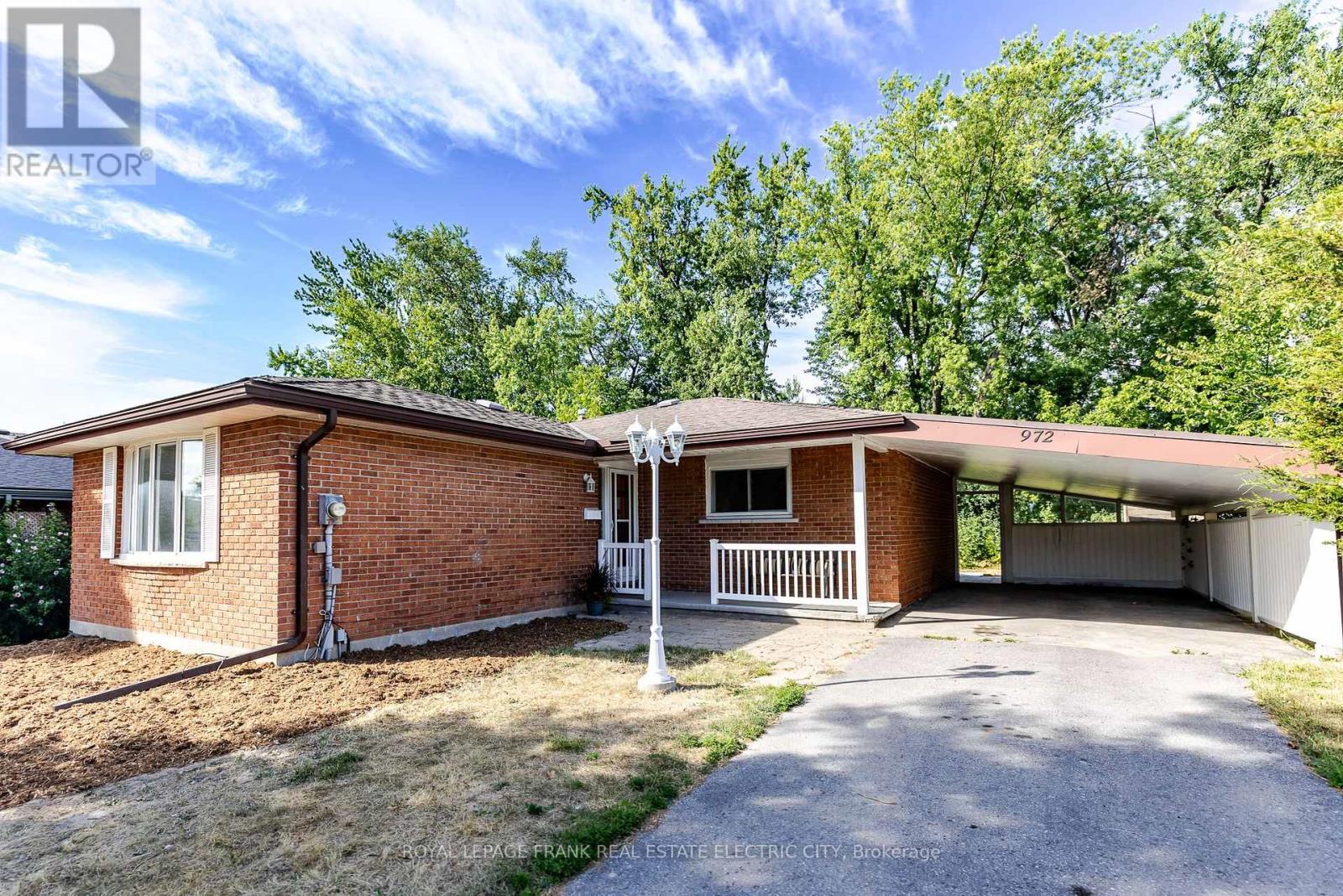 972 Southlawn Drive, Peterborough, Ontario  K9J 1G2 - Photo 2 - X12404302