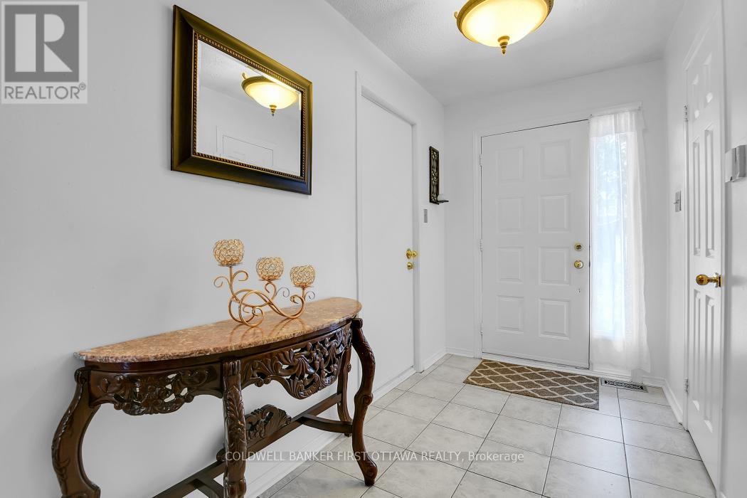 23 Manju Street, Ottawa, Ontario  K1G 4T7 - Photo 2 - X12404274