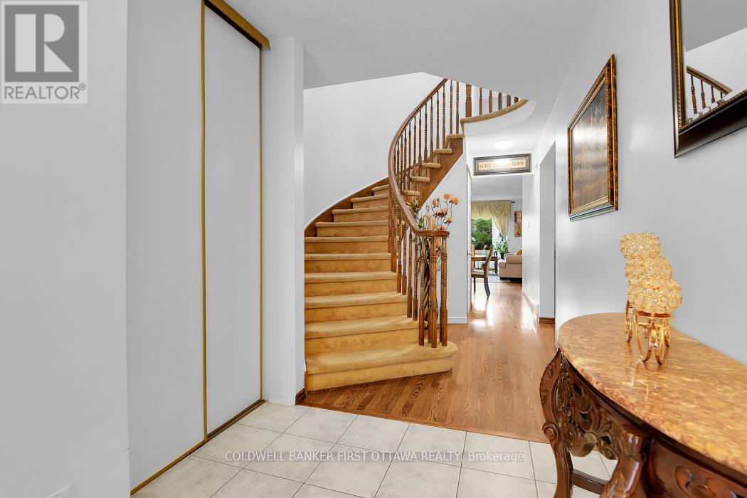 23 Manju Street, Ottawa, Ontario  K1G 4T7 - Photo 3 - X12404274