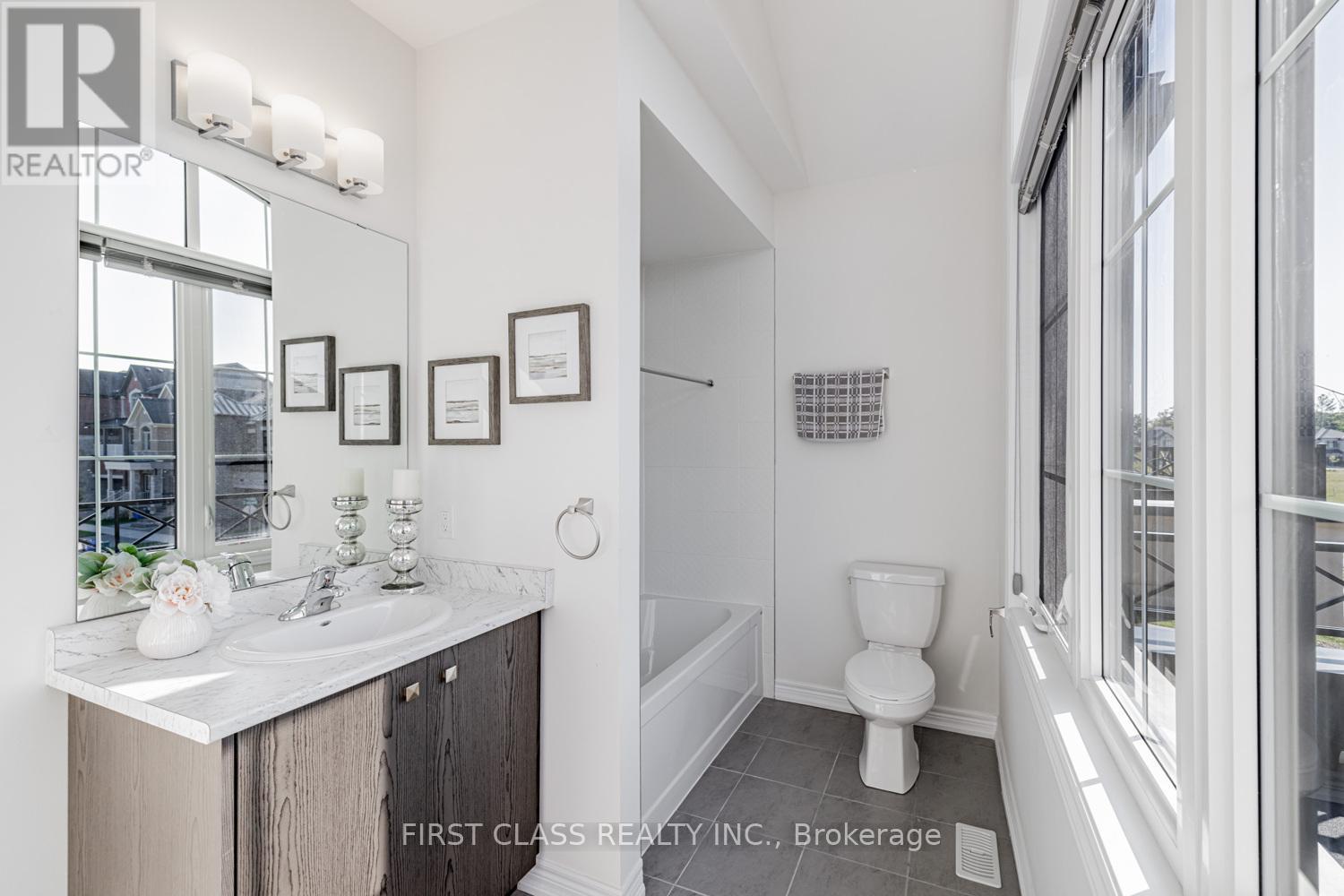 38 Hewison Avenue, Richmond Hill, Ontario  L4S 0J1 - Photo 24 - N12403726