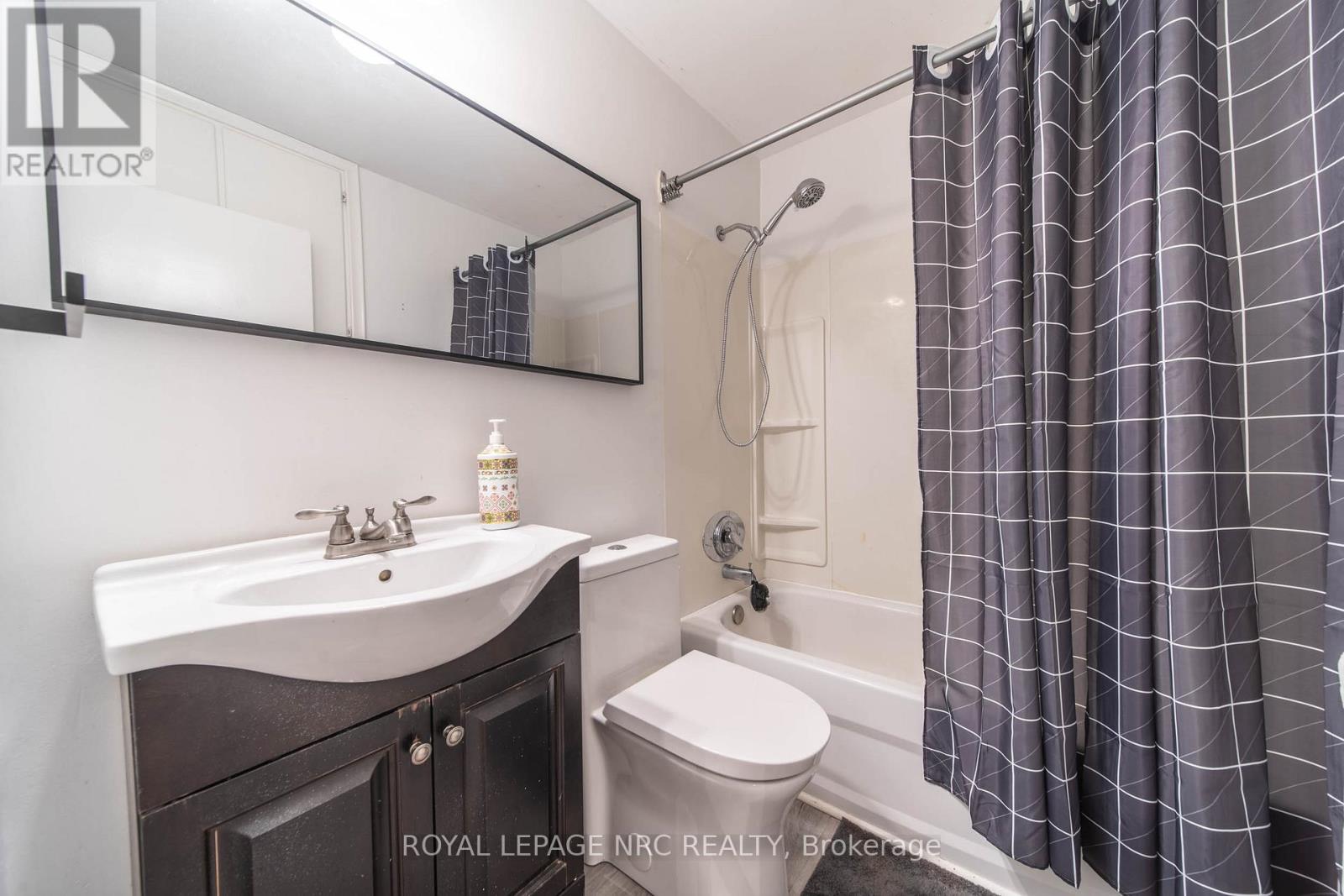163 Maple Leaf Avenue N, Fort Erie, Ontario  L0S 1N0 - Photo 13 - X12404285