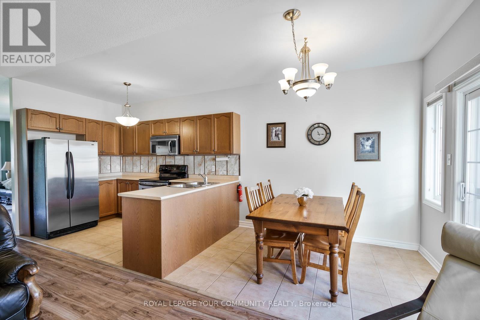 18 Glendower Crescent, Georgina, Ontario  L4P 0A5 - Photo 12 - N12390908