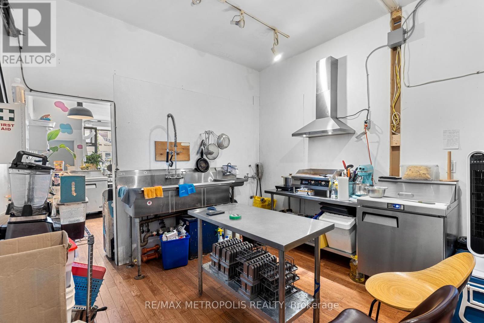 478 Roncesvalles Avenue, Toronto, Ontario  M6R 2N5 - Photo 21 - W12404148