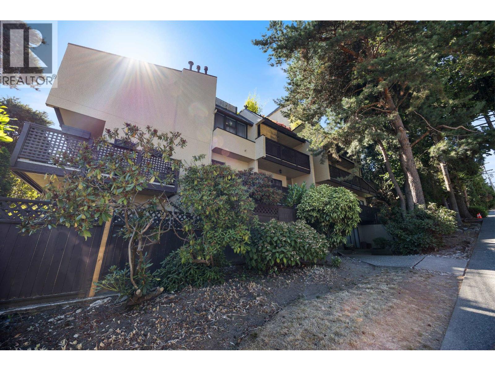 306 110 Seventh Street, New Westminster, British Columbia  V3M 5W5 - Photo 2 - R3047675