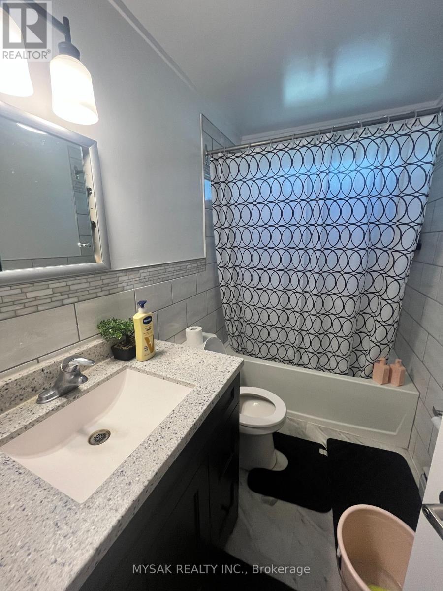 425 Lancaster Street W, Kitchener, Ontario  N2H 4V8 - Photo 11 - X12404109