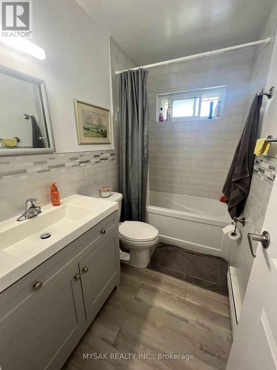 425 Lancaster Street W, Kitchener, Ontario  N2H 4V8 - Photo 15 - X12404109