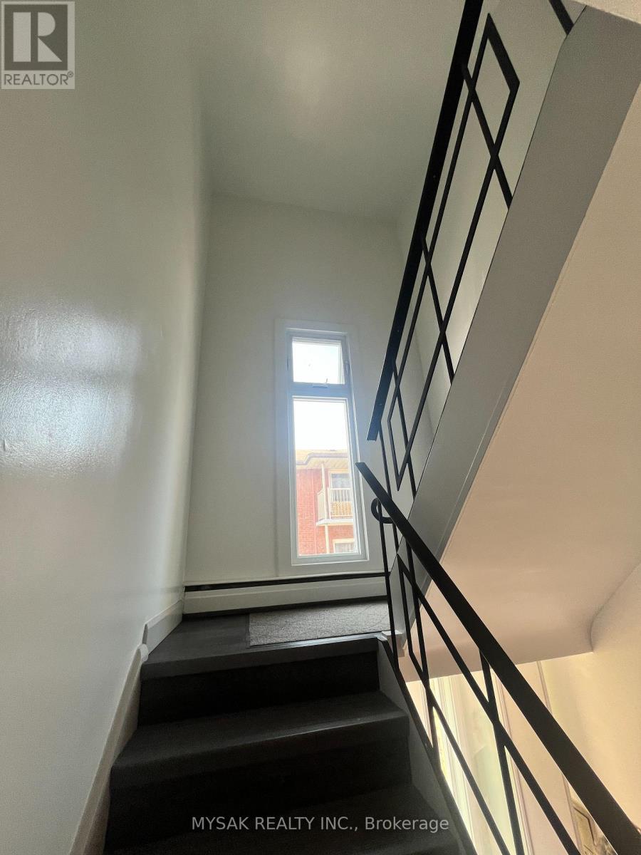425 Lancaster Street W, Kitchener, Ontario  N2H 4V8 - Photo 3 - X12404109