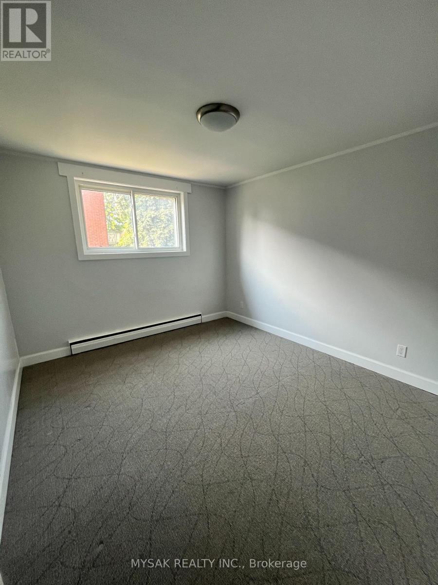 425 Lancaster Street W, Kitchener, Ontario  N2H 4V8 - Photo 5 - X12404109