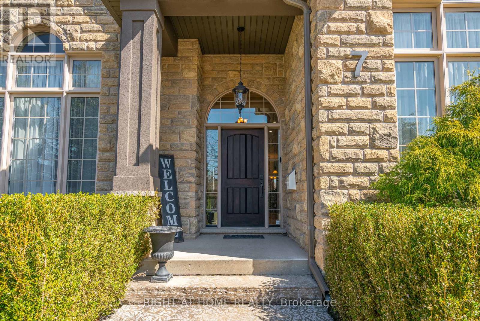 7 Sandalwood Crescent, Niagara-On-The-Lake (St. Davids), Ontario  L0S 1P0 - Photo 7 - X12404133