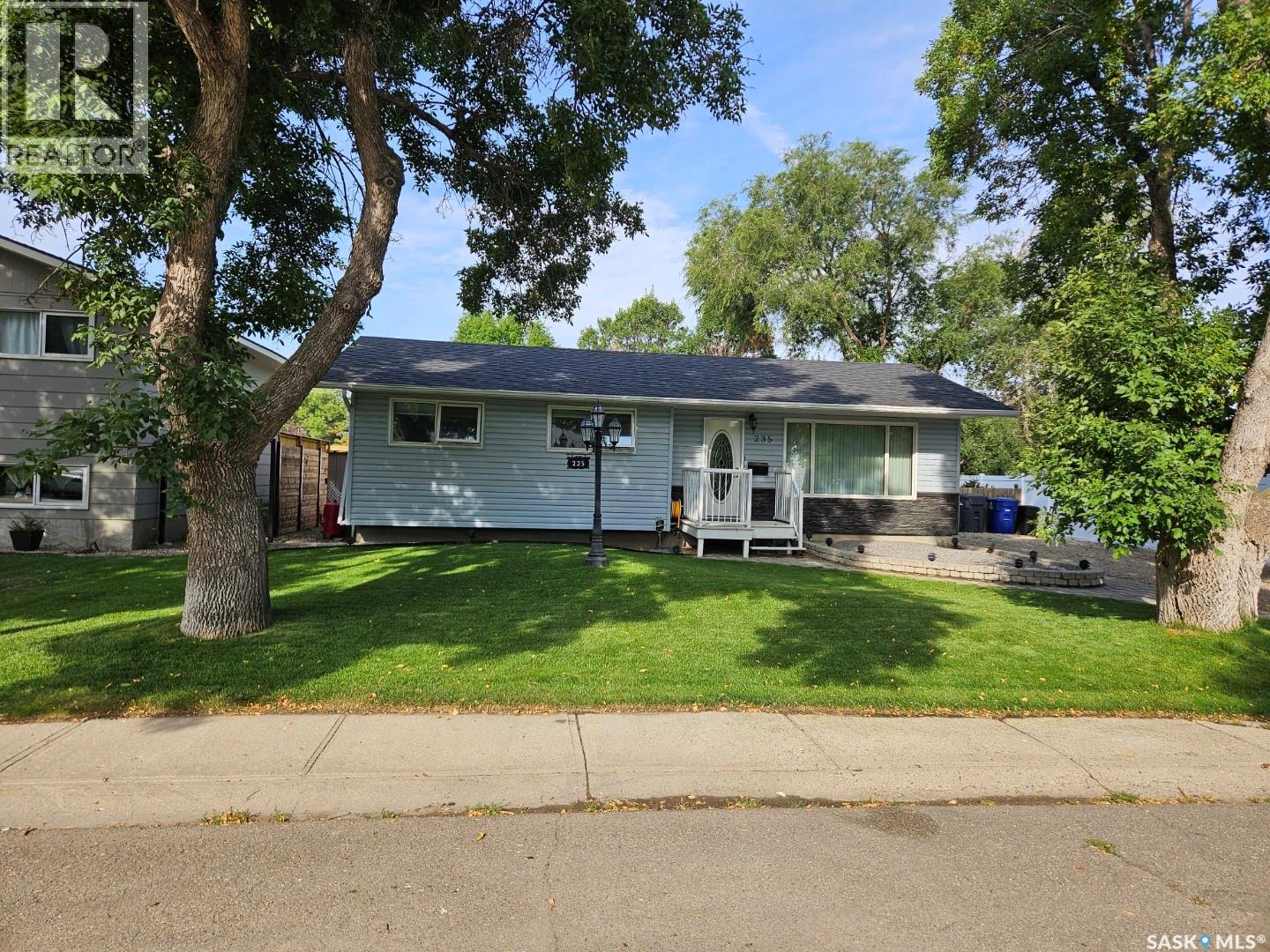 235 17th Street, Weyburn, Saskatchewan  S4H 2P1 - Photo 2 - SK018416