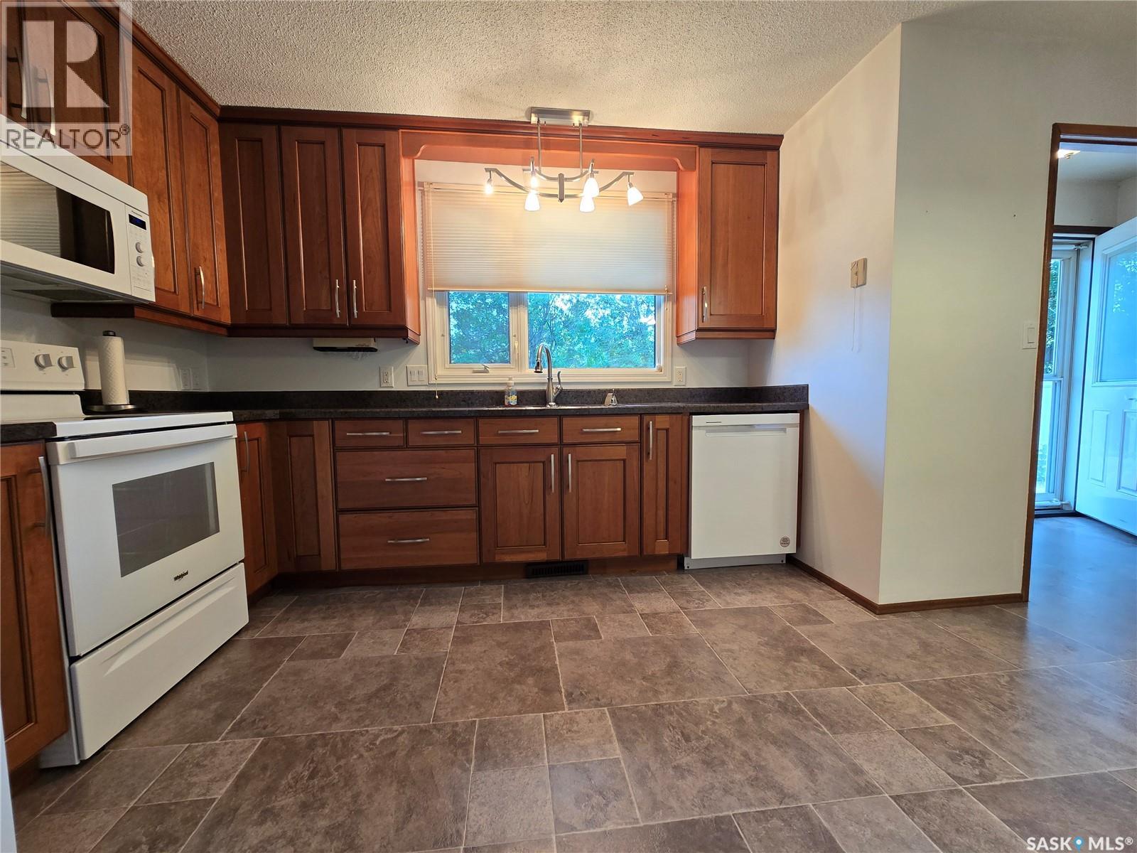 235 17th Street, Weyburn, Saskatchewan  S4H 2P1 - Photo 5 - SK018416