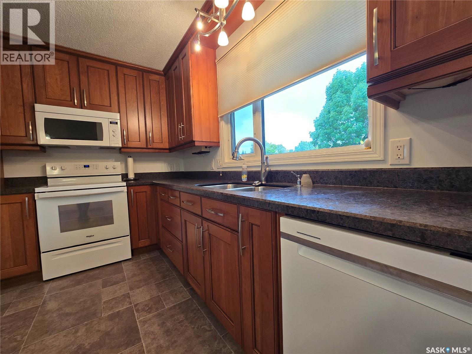 235 17th Street, Weyburn, Saskatchewan  S4H 2P1 - Photo 6 - SK018416