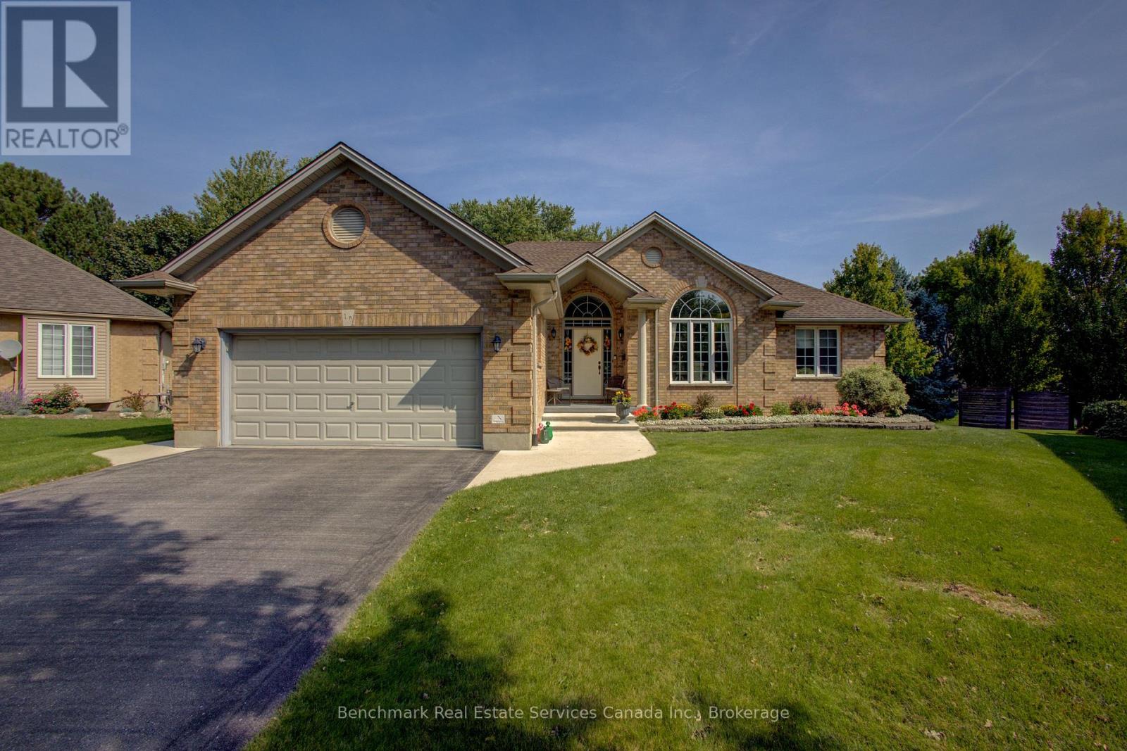 10 Oakwood Court, St. Marys, Ontario  N4X 1A5 - Photo 2 - X12404358