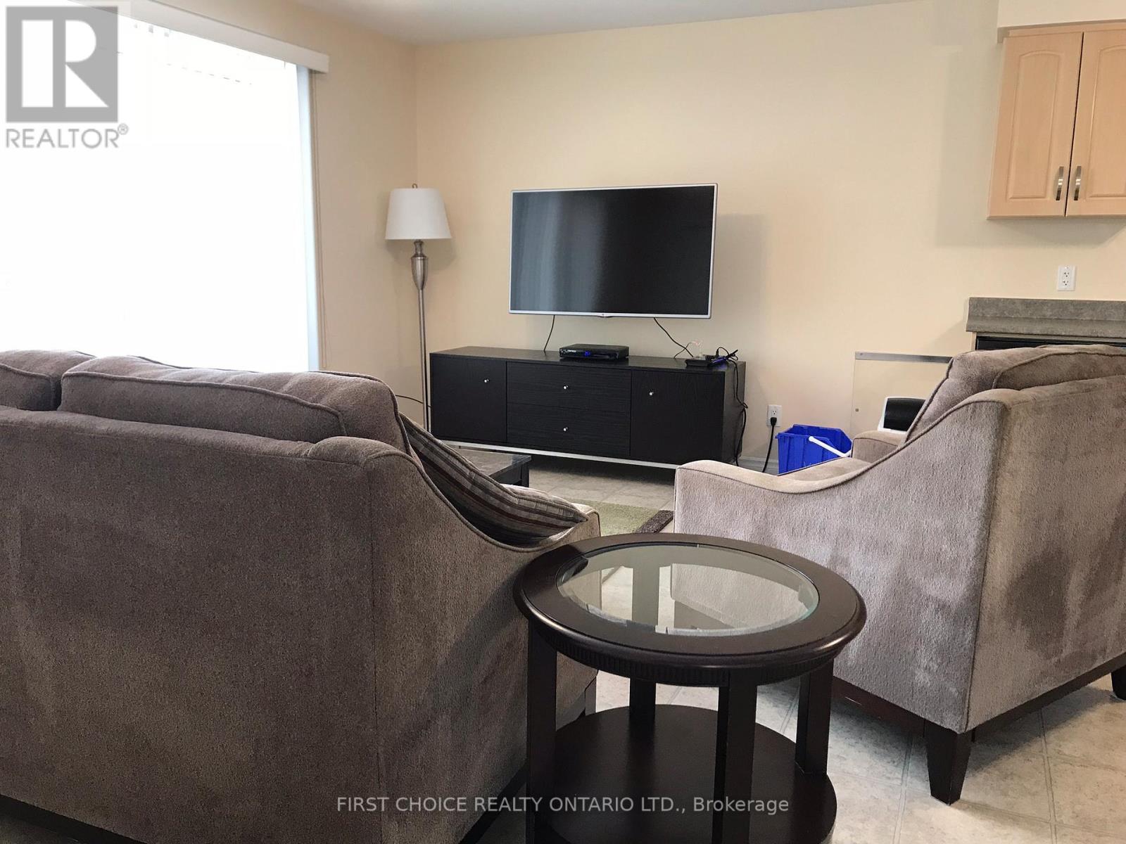 1547 Vercheres Street, Ottawa, Ontario  K1C 7C7 - Photo 6 - X12404404