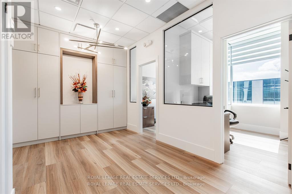 215 - 1670 North Service Road, Oakville (Qe Queen Elizabeth), Ontario  L6H 7G3 - Photo 11 - W12404266