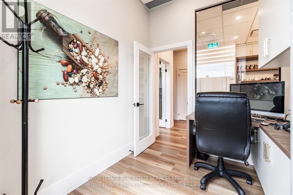 215 - 1670 North Service Road, Oakville (Qe Queen Elizabeth), Ontario  L6H 7G3 - Photo 16 - W12404266