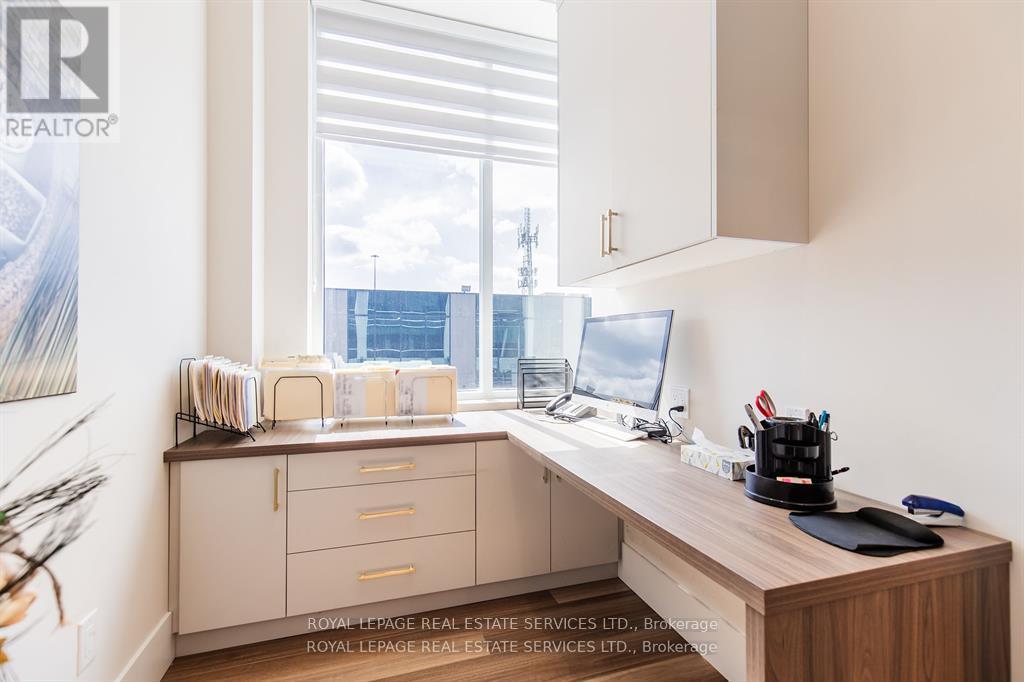 215 - 1670 North Service Road, Oakville (Qe Queen Elizabeth), Ontario  L6H 7G3 - Photo 17 - W12404266