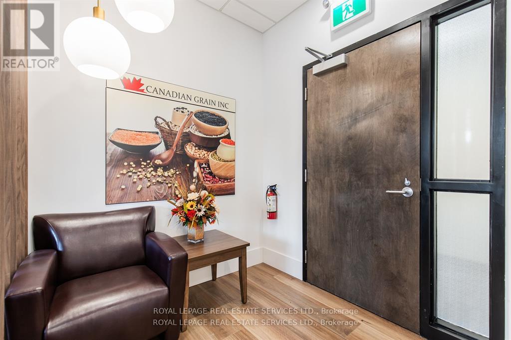 215 - 1670 North Service Road, Oakville (Qe Queen Elizabeth), Ontario  L6H 7G3 - Photo 6 - W12404266