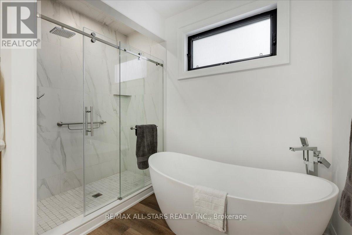 929 Lake Drive N, Georgina, Ontario  L4P 3E9 - Photo 11 - N12404379