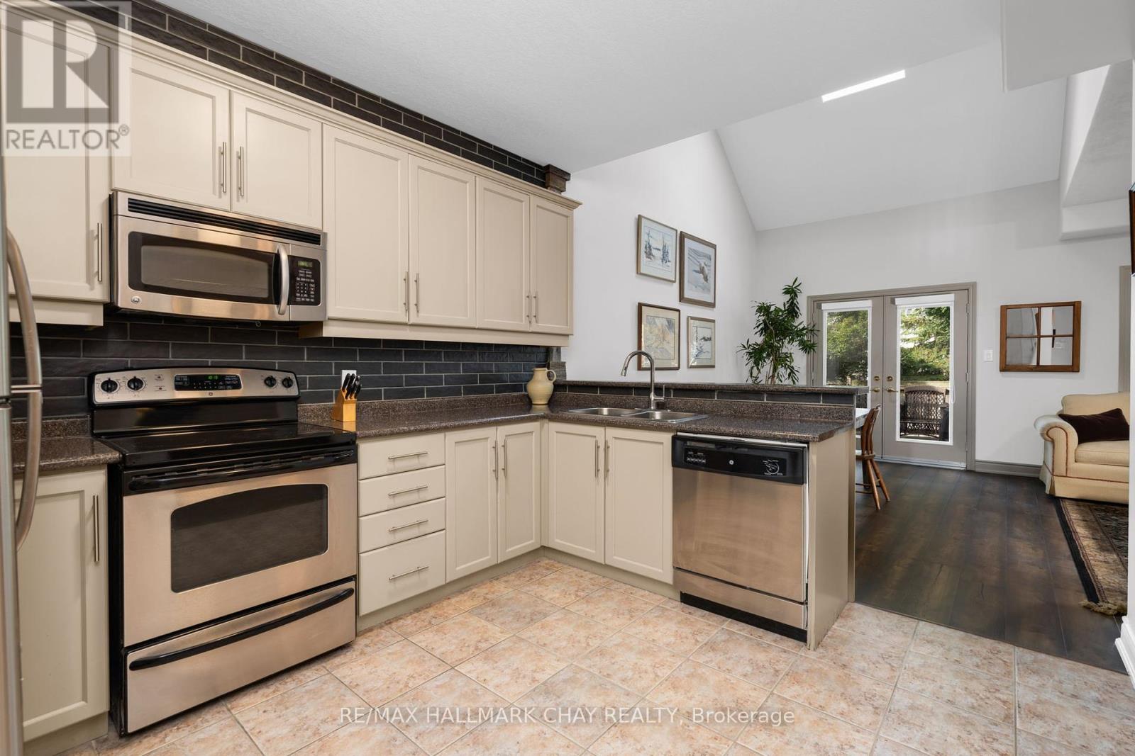20 - 125 Huronia Road, Barrie, Ontario  L4N 4G1 - Photo 6 - S12404410