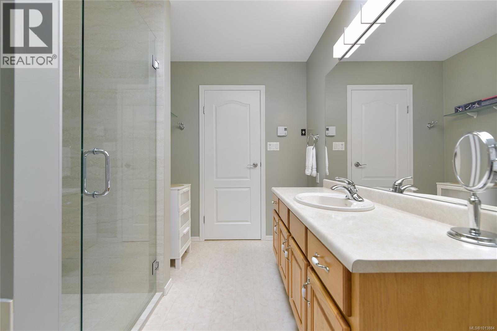 913 2829 Arbutus Rd, Saanich, British Columbia V8N 5X5 - Photo 46 - 1013884