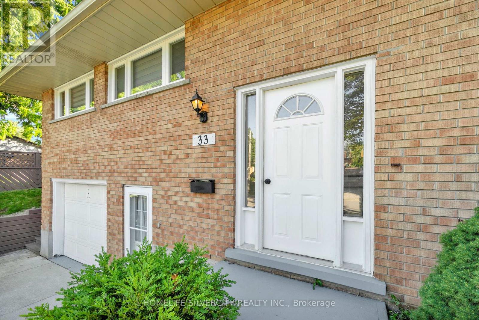 33 Sweetbriar Drive, Kitchener, Ontario  N2M 4S4 - Photo 2 - X12404305