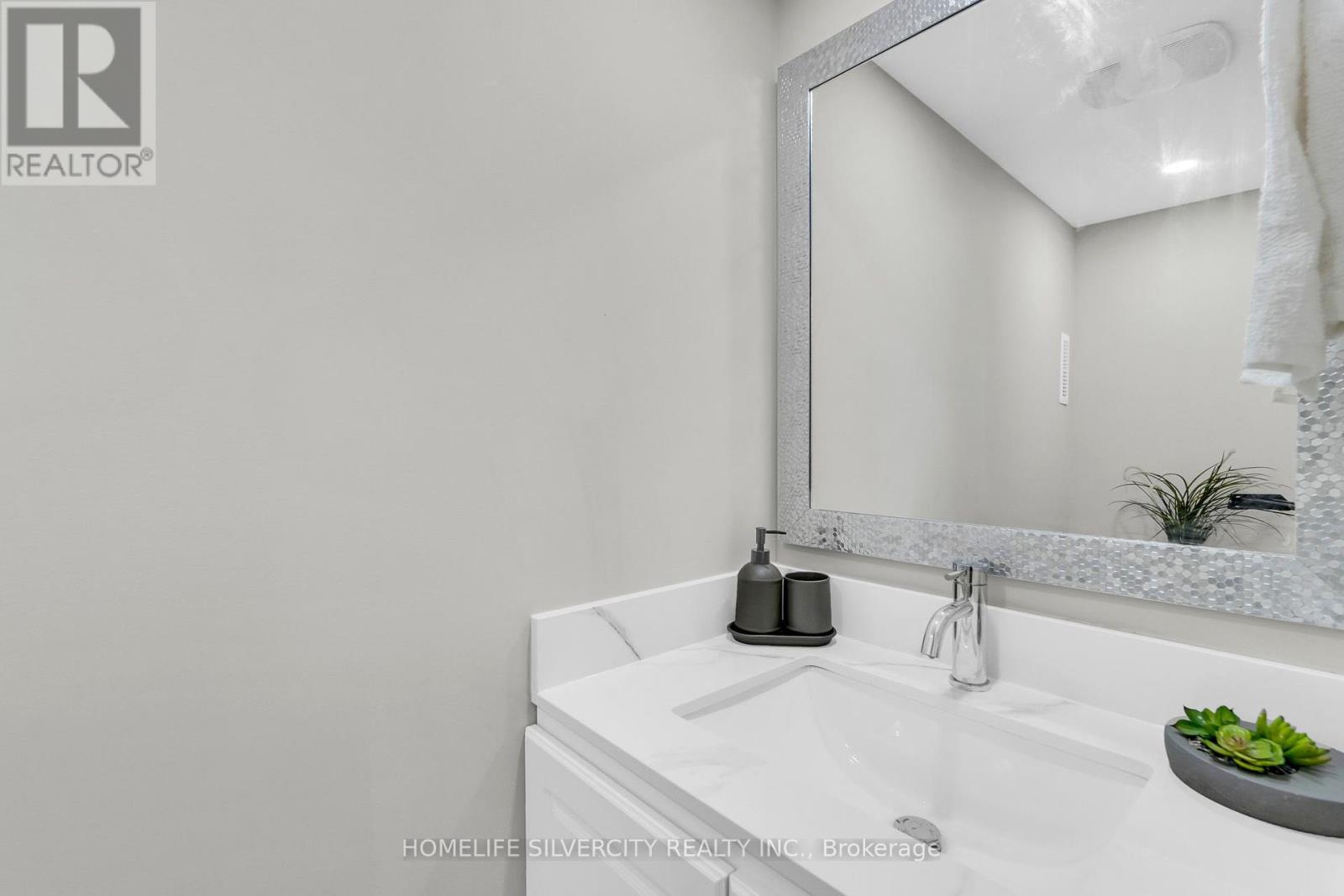 33 Sweetbriar Drive, Kitchener, Ontario  N2M 4S4 - Photo 7 - X12404305