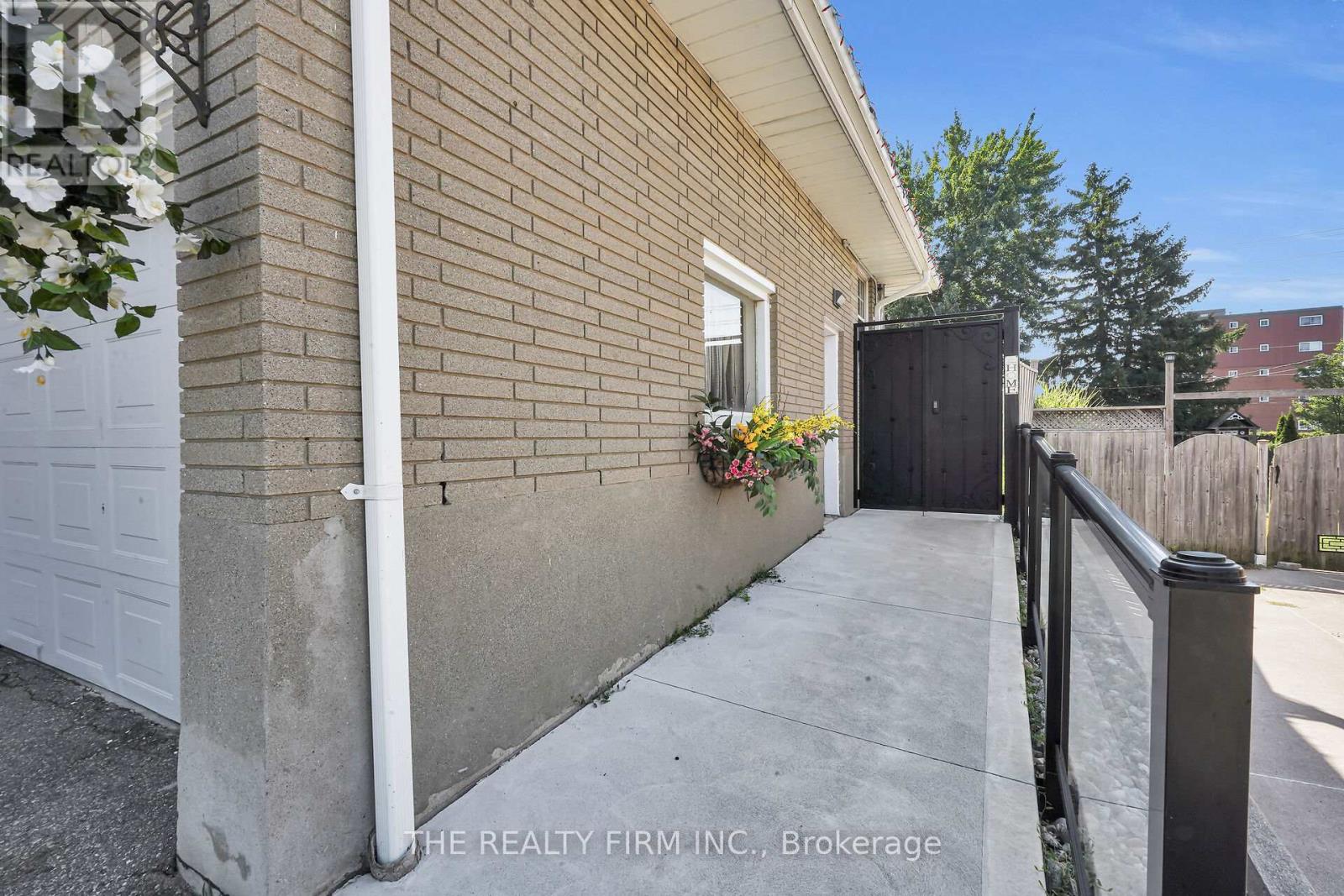 952 Eagle Crescent, London South, Ontario  N5Z 3H7 - Photo 49 - X12404564