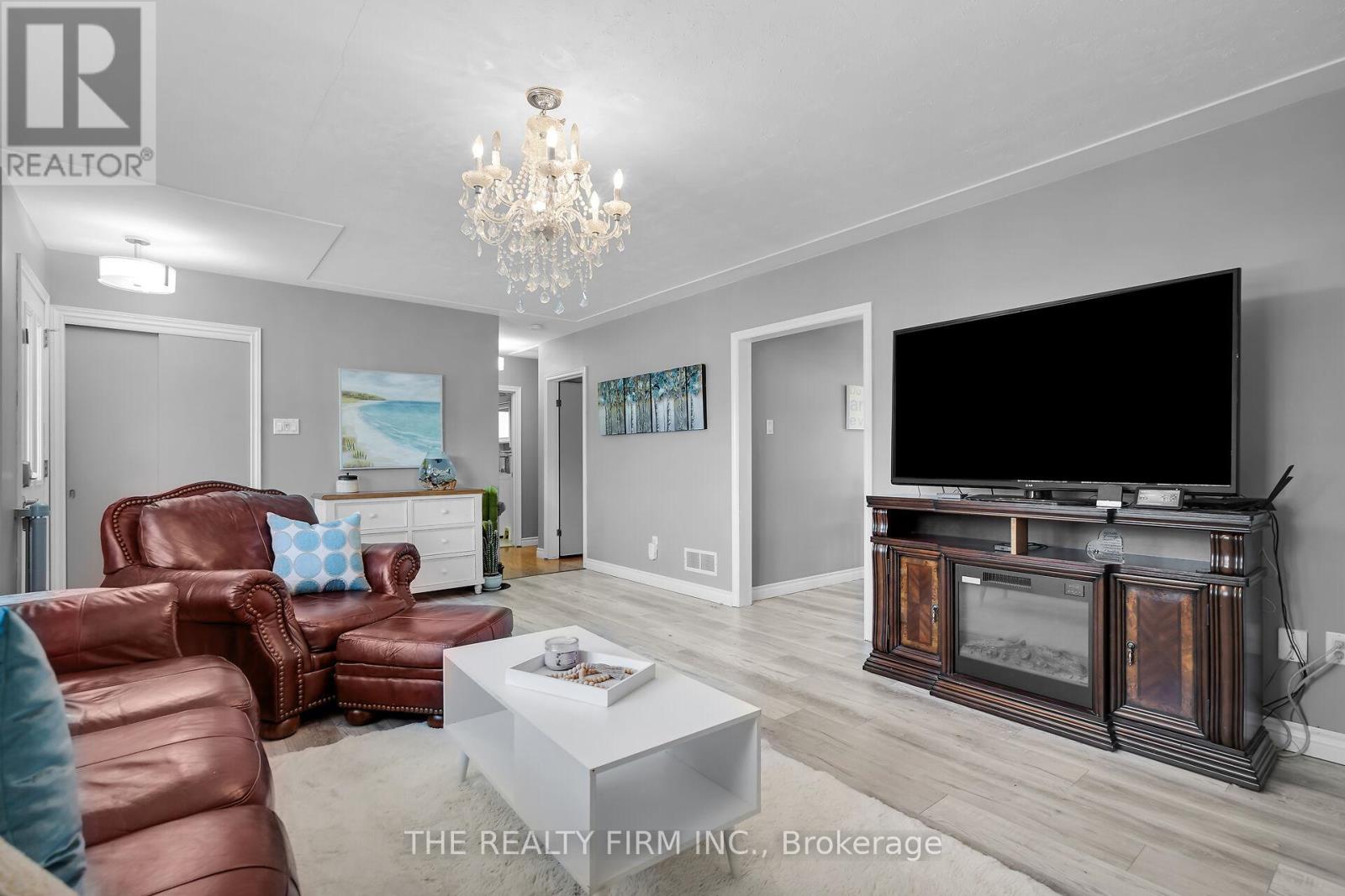 952 Eagle Crescent, London South, Ontario  N5Z 3H7 - Photo 8 - X12404564