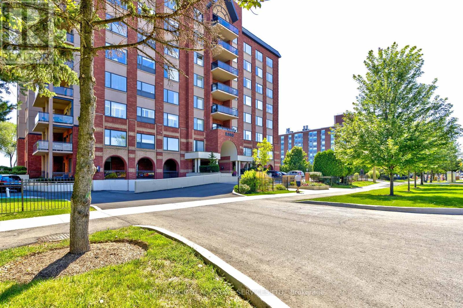 406 - 5340 Lakeshore Road, Burlington, Ontario  L7L 7A8 - Photo 2 - W12404362