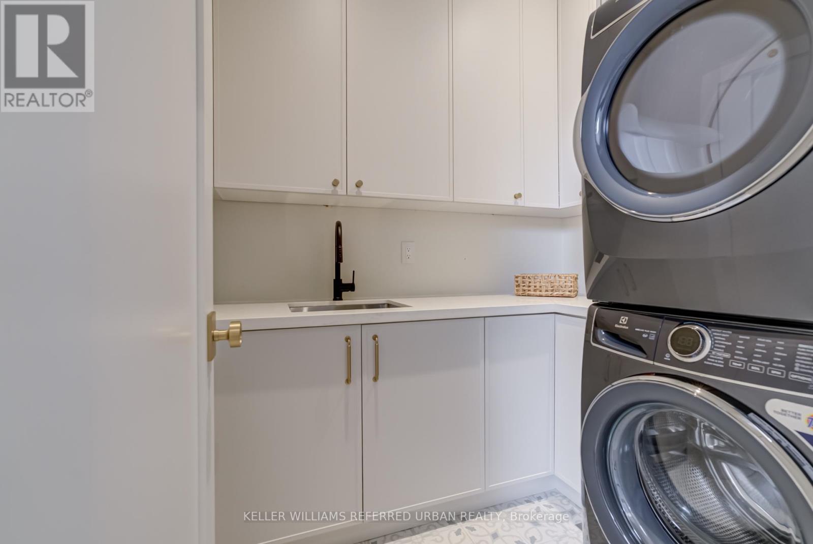 182 Queens Avenue, Toronto (Mimico), Ontario  M8V 2N9 - Photo 38 - W12404395