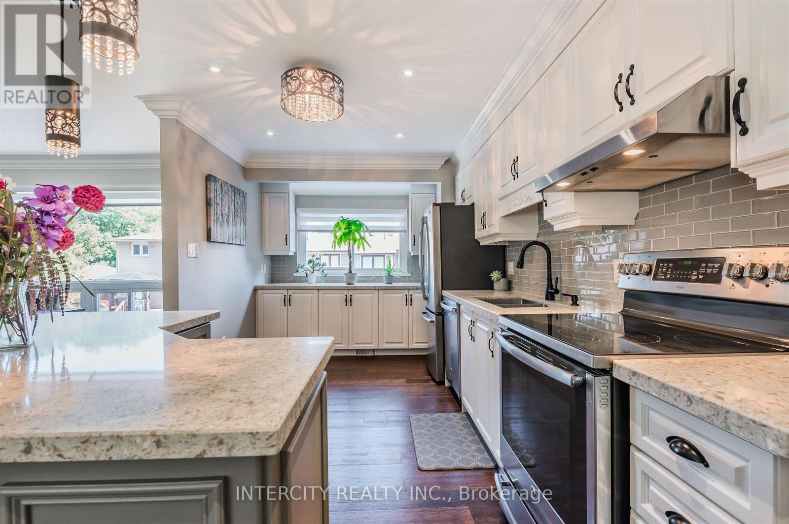 146 Connaught Crescent, Caledon, Ontario  L7E 2S4 - Photo 10 - W12404396