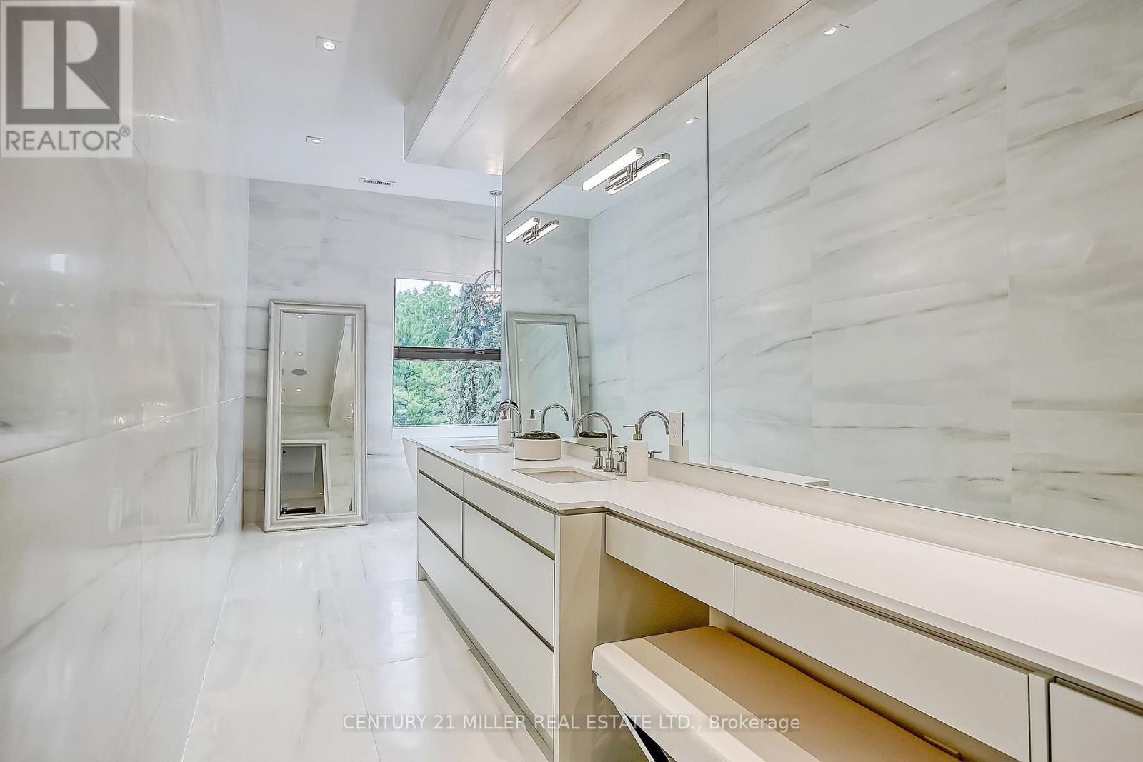 421 Chartwell Road, Oakville (Mo Morrison), Ontario  L6J 4A4 - Photo 17 - W12404397