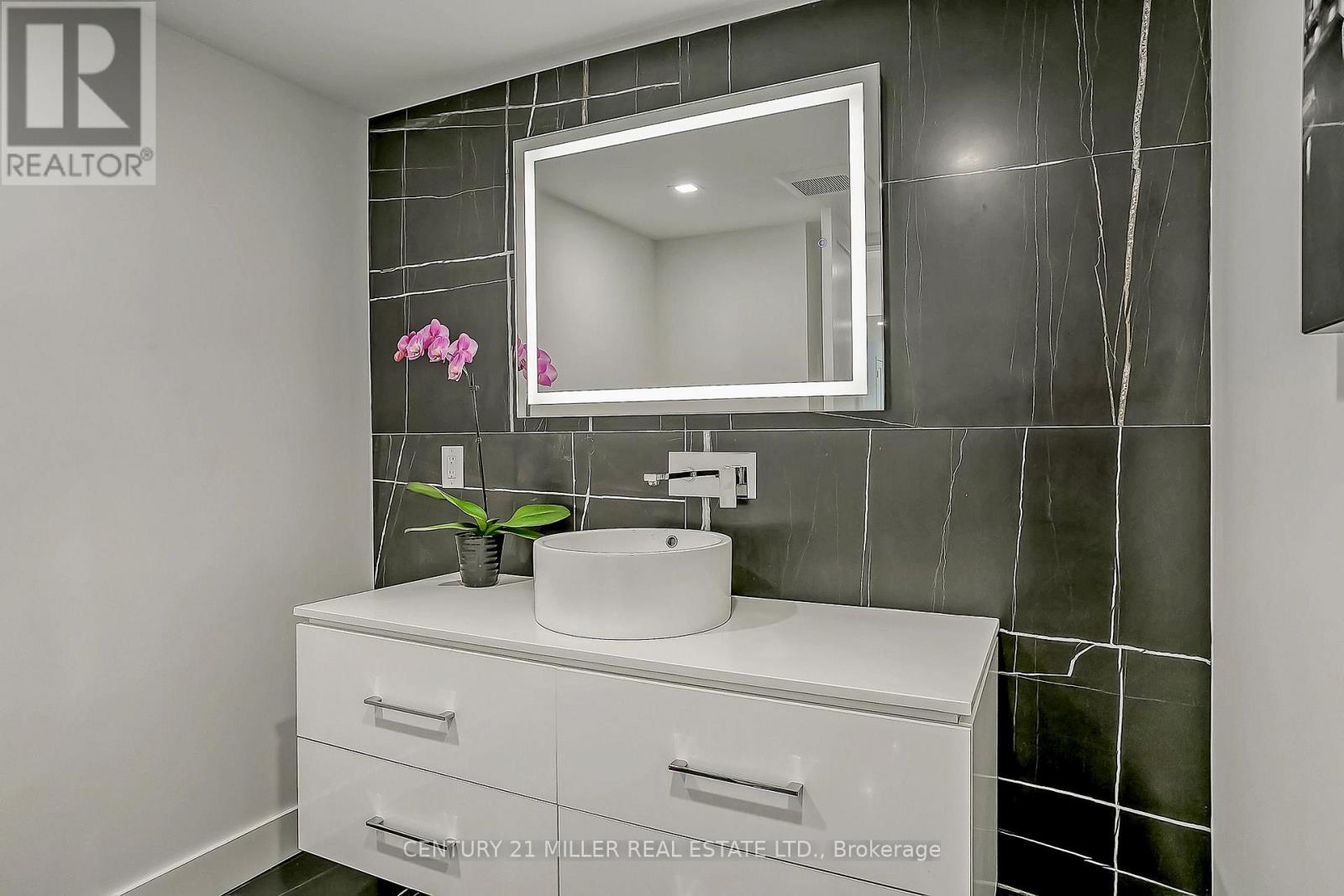 421 Chartwell Road, Oakville (Mo Morrison), Ontario  L6J 4A4 - Photo 37 - W12404397