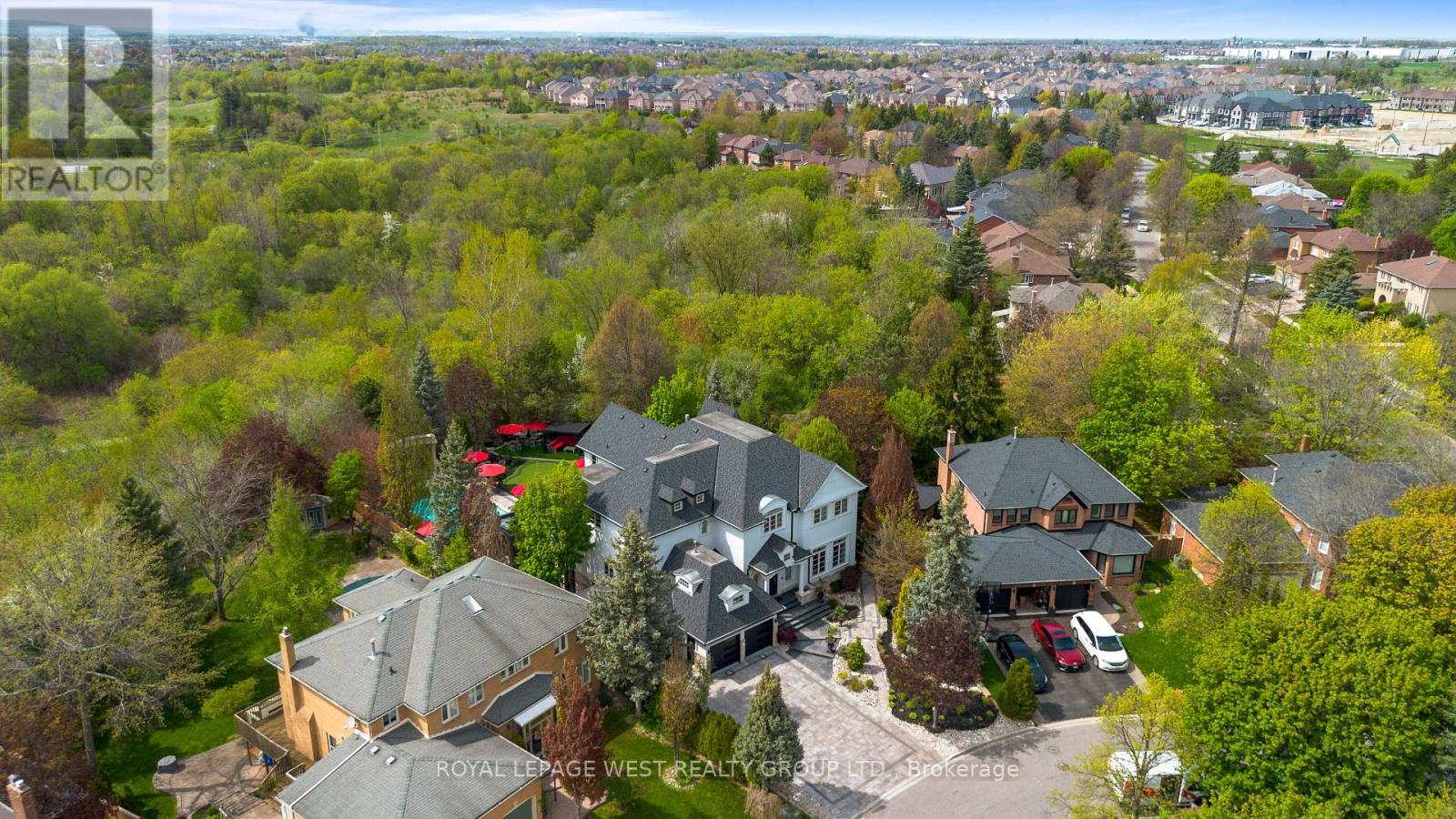 24 Mcarthur Heights, Brampton, Ontario  L6Z 3N2 - Photo 3 - W12404437