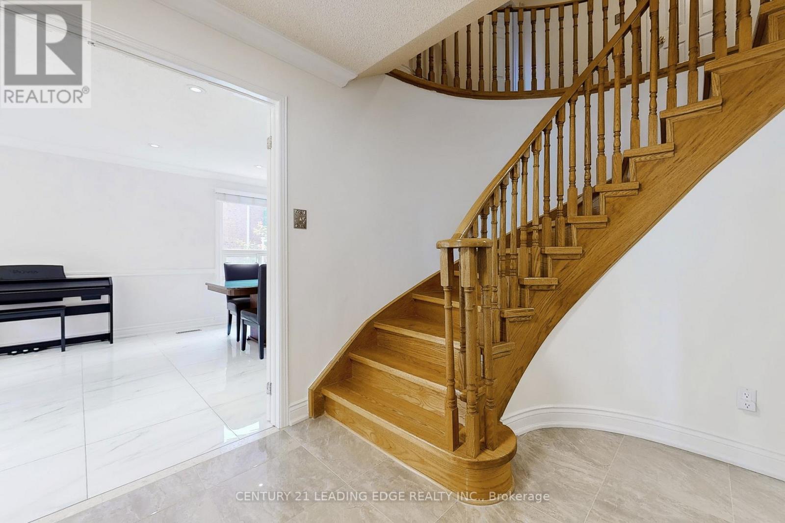 10 Vivaldi Crescent, Brampton (Brampton South), Ontario  L6Y 2S2 - Photo 3 - W12404479