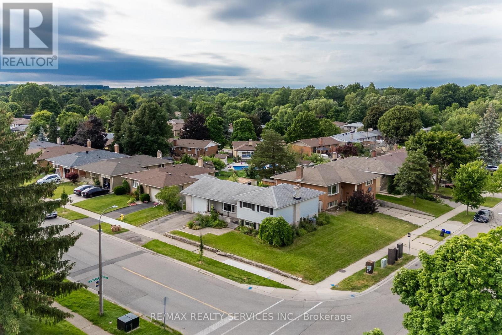 560 Highpoint Avenue, Waterloo, Ontario  N2L 4N1 - Photo 3 - X12404504