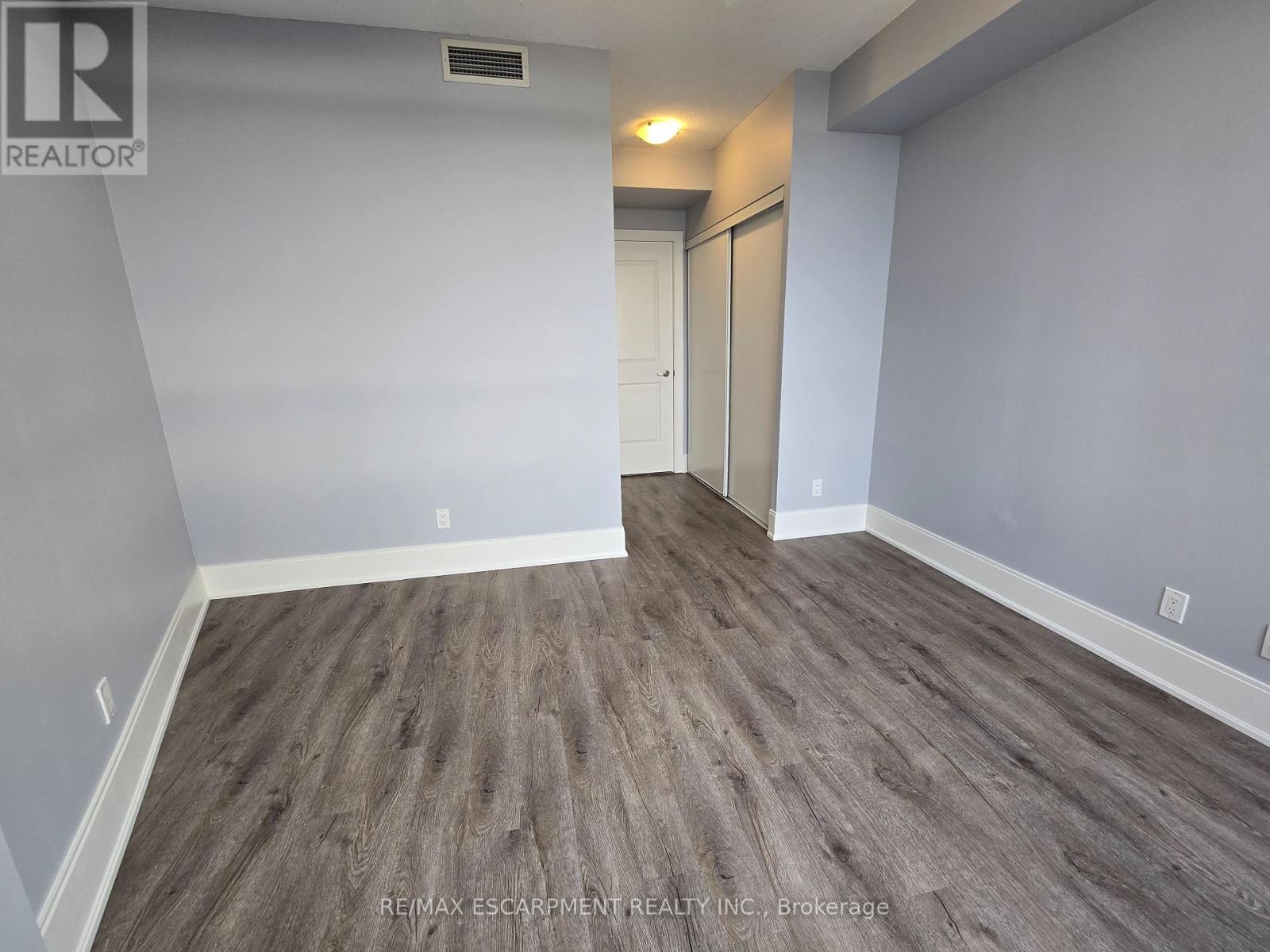 2402 - 330 Burnhamthorpe Road W, Mississauga, Ontario  L5B 4P9 - Photo 17 - W12401549