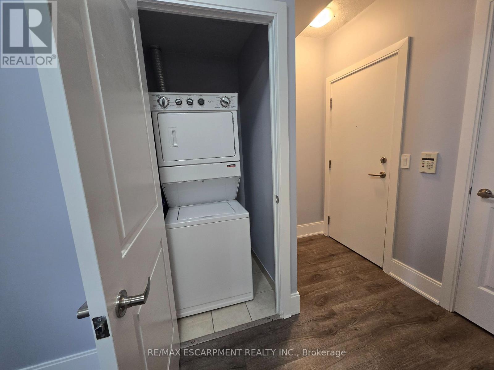 2402 - 330 Burnhamthorpe Road W, Mississauga, Ontario  L5B 4P9 - Photo 8 - W12401549