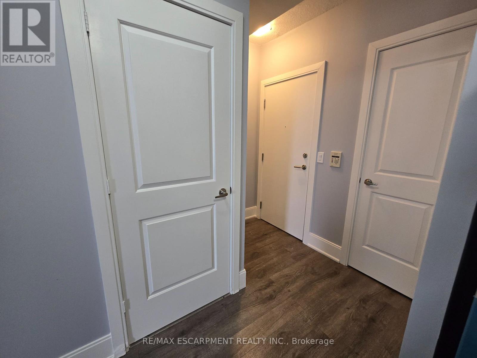 2402 - 330 Burnhamthorpe Road W, Mississauga, Ontario  L5B 4P9 - Photo 7 - W12401549