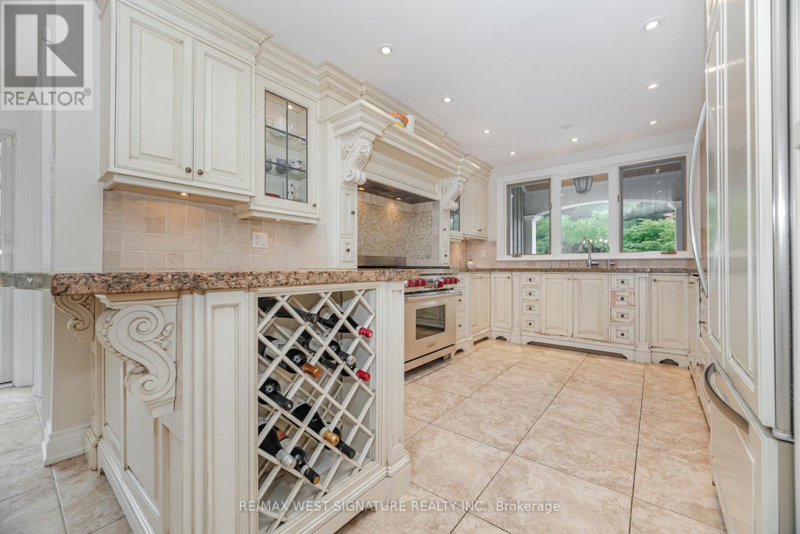 351 Dearbourne Avenue, King (King City), Ontario  L7B 1A3 - Photo 14 - N12404028
