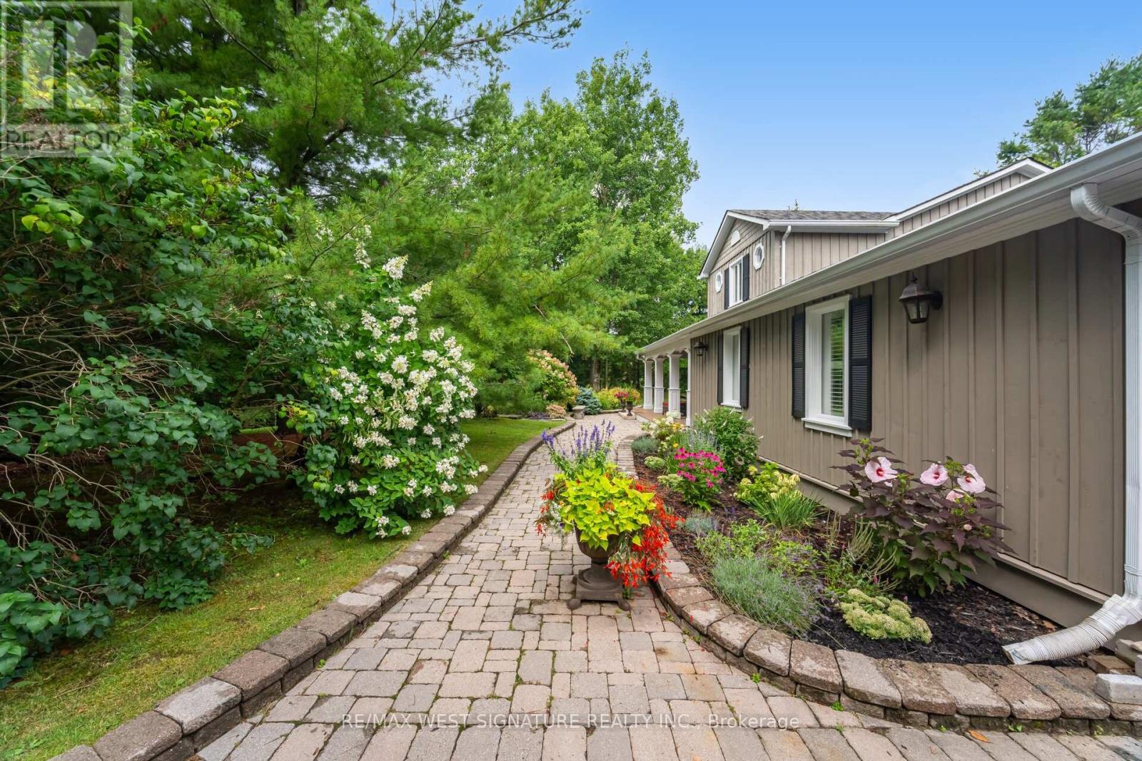 351 Dearbourne Avenue, King (King City), Ontario  L7B 1A3 - Photo 6 - N12404028
