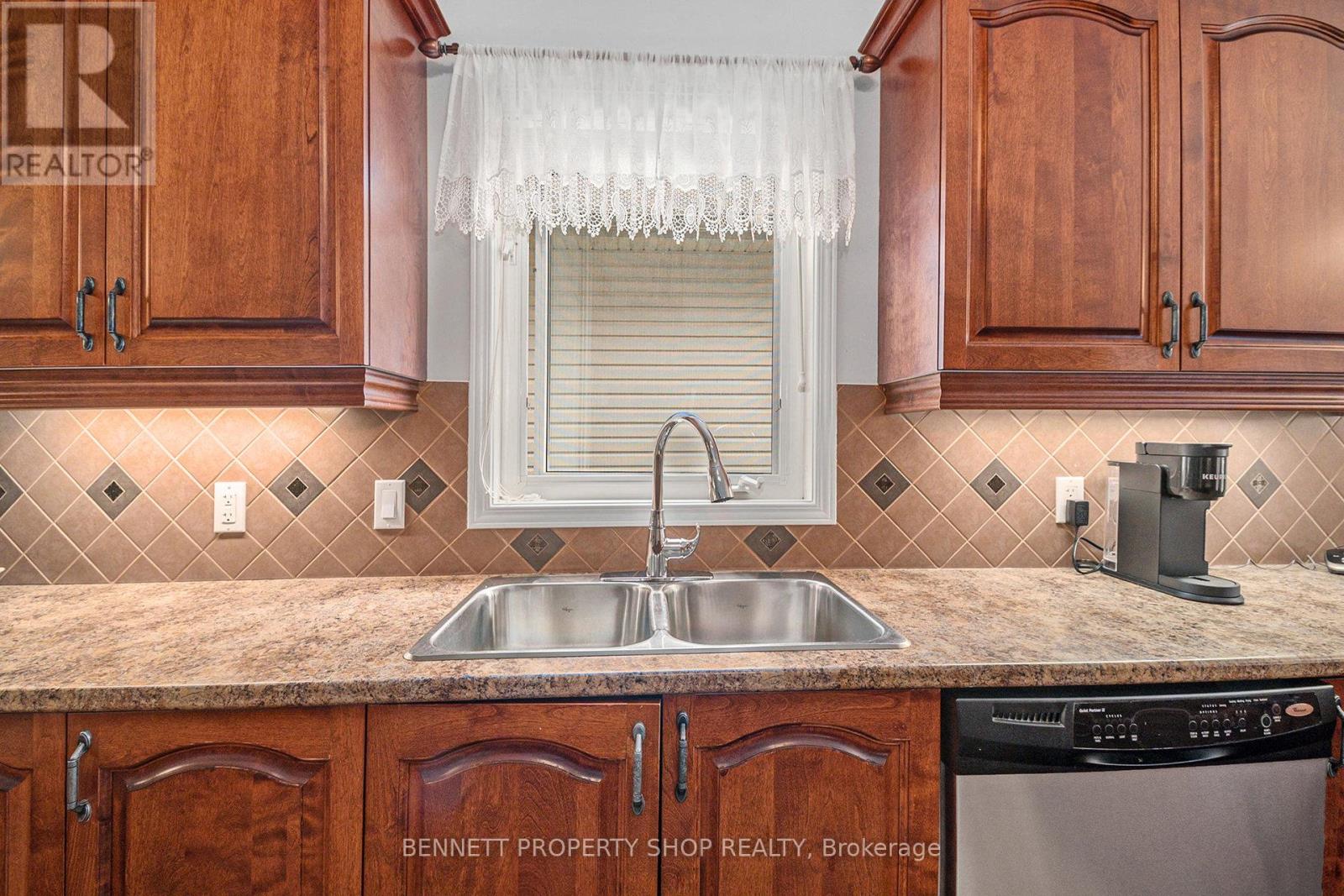 460 Jasper Crescent, Clarence-Rockland, Ontario  K4K 0C7 - Photo 11 - X12404601