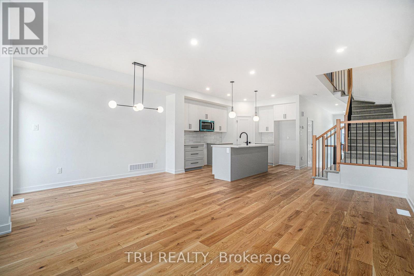 941 Cologne Street, Russell, Ontario  K0A 1W0 - Photo 4 - X12404637