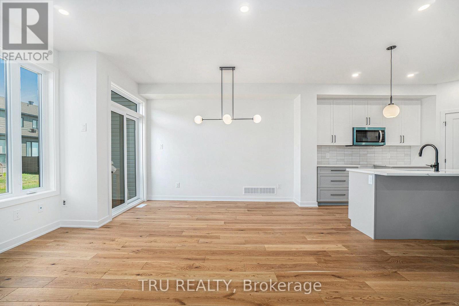 941 Cologne Street, Russell, Ontario  K0A 1W0 - Photo 5 - X12404637