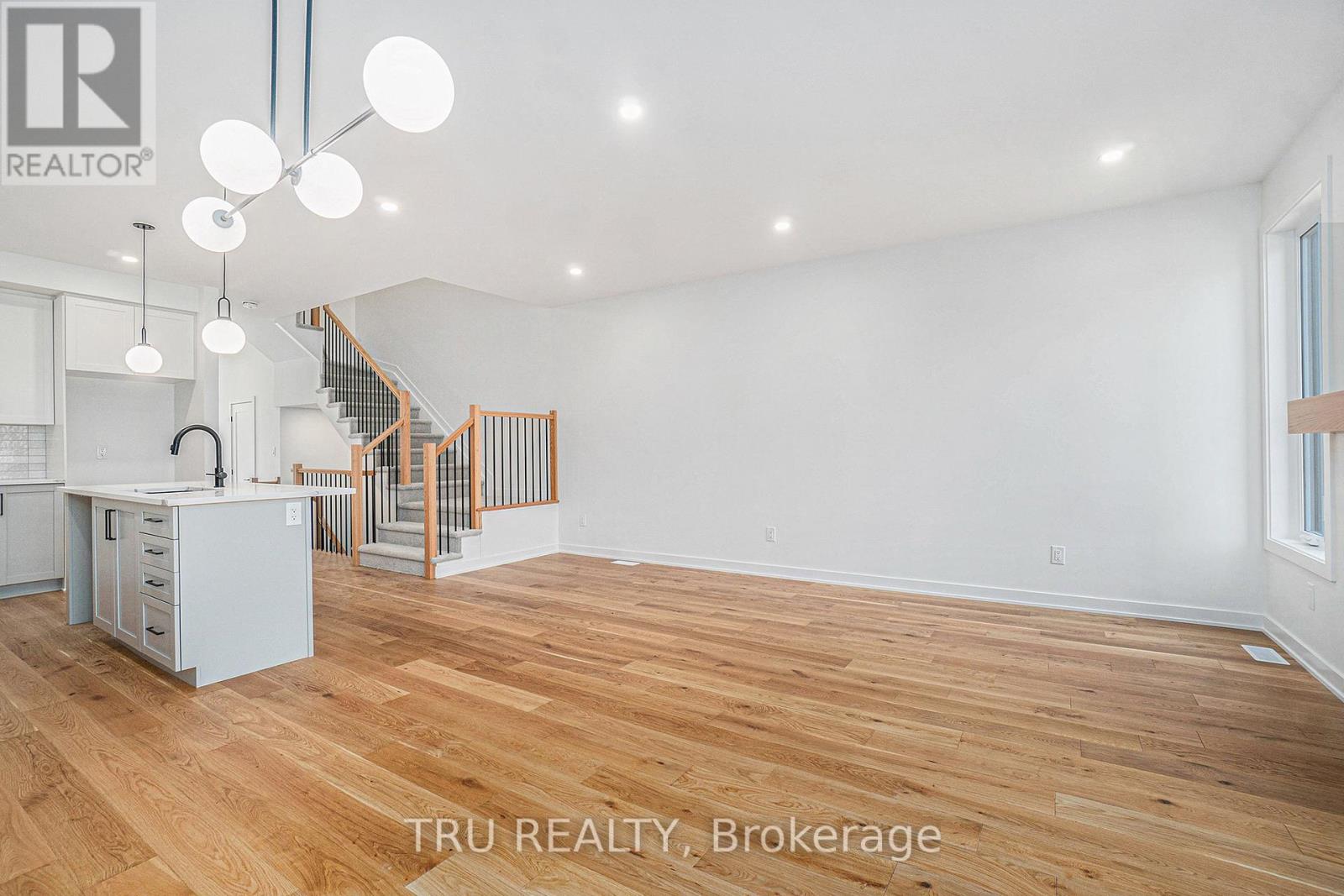 941 Cologne Street, Russell, Ontario  K0A 1W0 - Photo 6 - X12404637