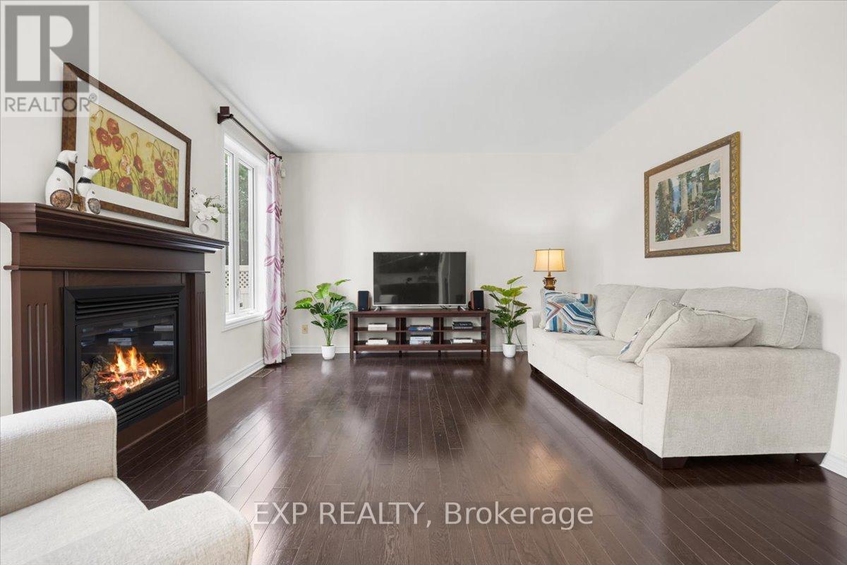 300 Grayburn Way, Ottawa, Ontario  K2J 0V8 - Photo 5 - X12404728