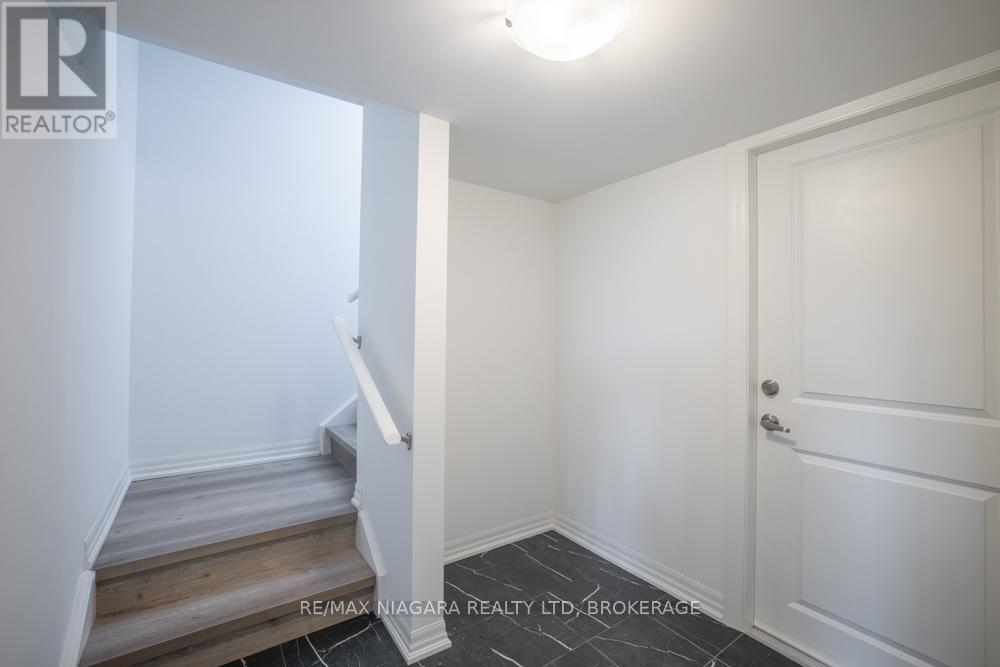Lower - 158 Hillcrest Road, Port Colborne, Ontario  L3K 6E4 - Photo 2 - X12404587