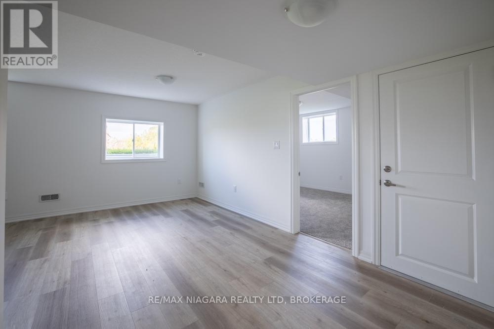 Lower - 158 Hillcrest Road, Port Colborne, Ontario  L3K 6E4 - Photo 3 - X12404587