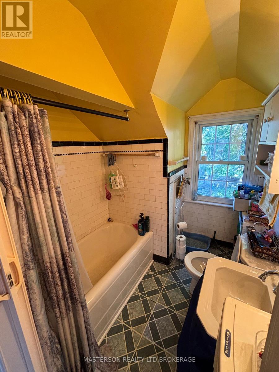 12 Chestnut Street E, St. Catharines, Ontario  L2T 1G5 - Photo 19 - X12404600